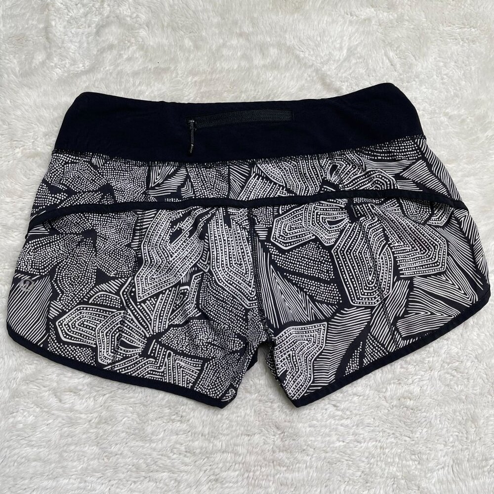 Lululemon Women's Dottie Tribe Geometric Print White Black Speed Shorts Size 4
